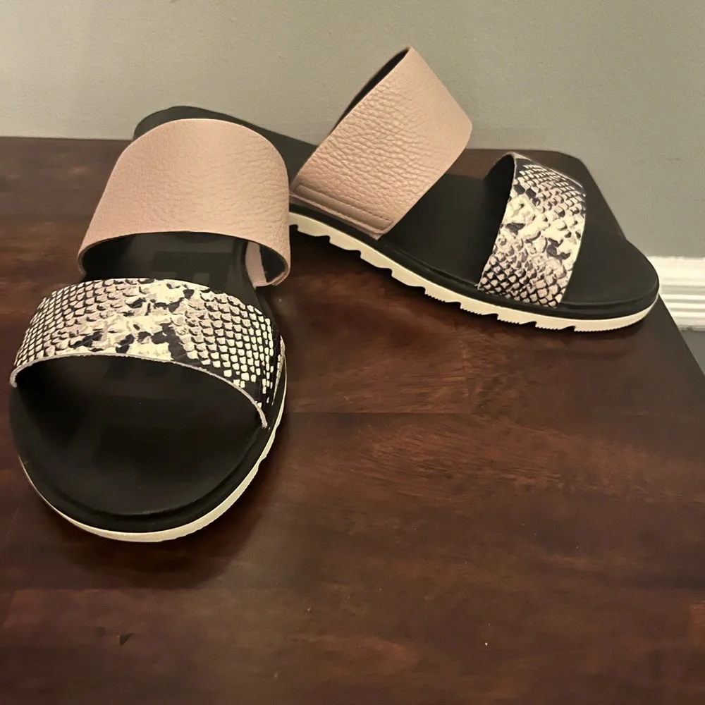 New! SOREL Roaming Slide Sandals. Snakeskin & Blush Pink Leather.  Size 9.5